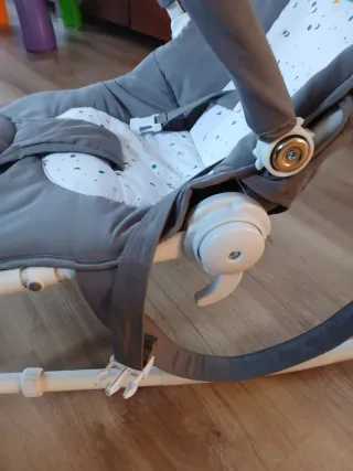 Hamaquita bebé gris con juguetes