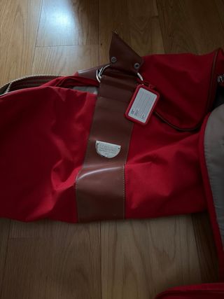 Bolsa de viaje Tauro roja y marrón.