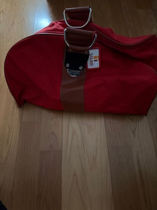 Bolsa de viaje Tauro roja y marrón.