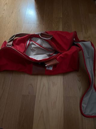 Bolsa de viaje Tauro roja y marrón.