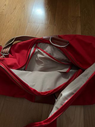 Bolsa de viaje Tauro roja y marrón.