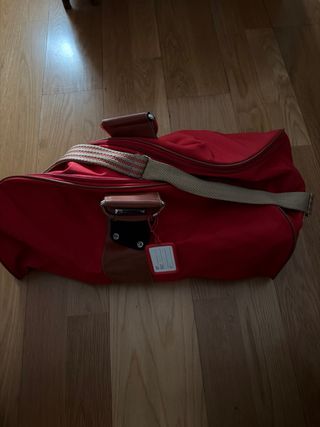 Bolsa de viaje Tauro roja y marrón.