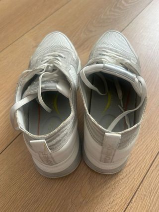 Tenis Stonefly grises y blancos