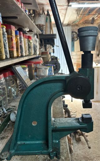 Máquina remachadora antigua