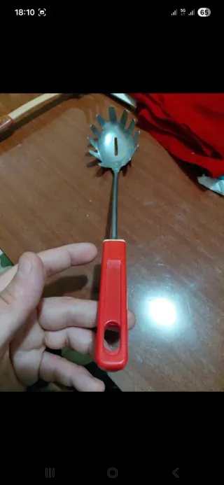 Servispaghetti inox e plastica rossa
