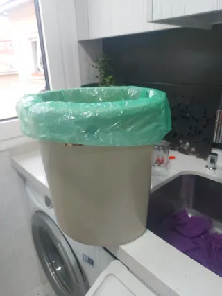 Cubos de basura de plástico