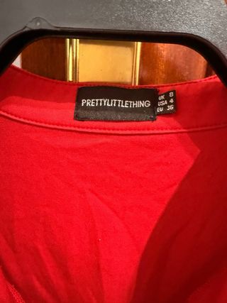 Vestido rojo PrettyLittleThing manga larga