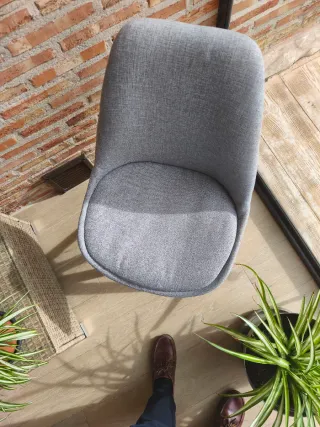 Silla moderna gris de tela