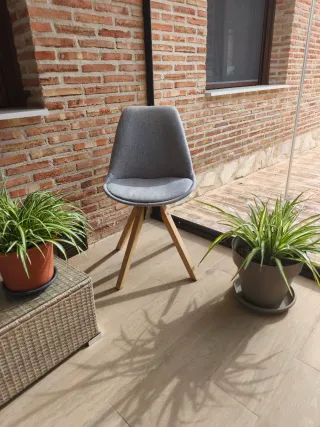 Silla moderna gris de tela