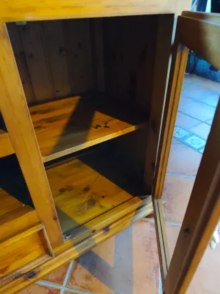 Mueble TV madera con puertas de cristal