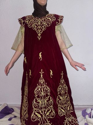 Caftán bordado dorado burdeos