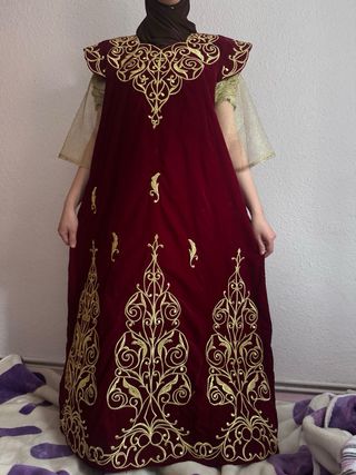 Caftán bordado dorado burdeos