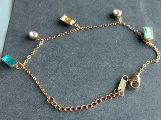 Pulsera chapada en oro con gemas rectangulares