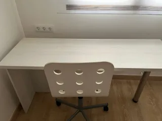 Escritorio y silla de oficina