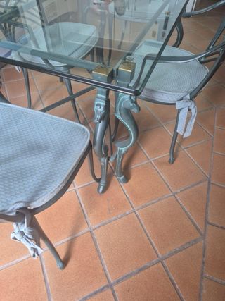 Mesa y sillas de metal realizado por artesano