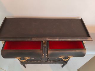 Cómoda antigua negra y dorada