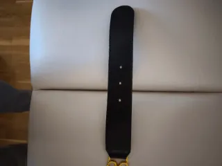 Cintura in pelle da donna con catena dorata