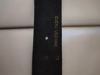 Cintura in pelle da donna con catena dorata