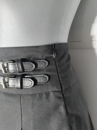 Falda Tiffosi negra plisada con hebillas Talla S