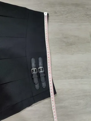 Falda Tiffosi negra plisada con hebillas Talla S