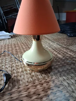 Lampada da tavolo arancione e dorata