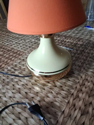Lampada da tavolo arancione e dorata