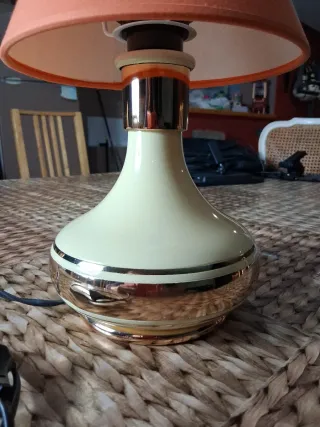 Lampada da tavolo arancione e dorata