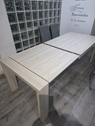 Mesa extensible comedor y 4 sillas