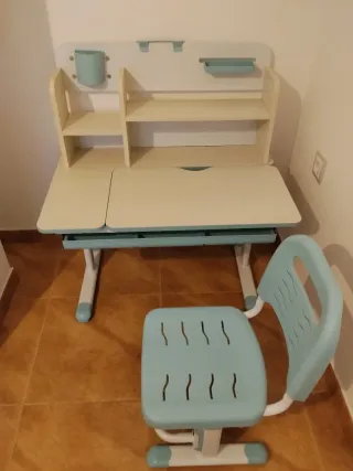 Scrivania e sedia per bambini beige e blu