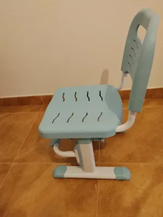 Scrivania e sedia per bambini beige e blu