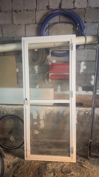 Puerta aluminio y cristal y puerta de hierro