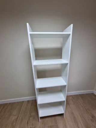 Estantería blanca de madera