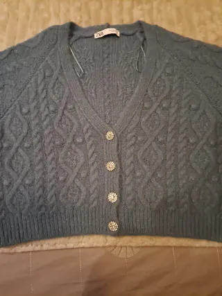 Cardigan Zara crop con botones joya