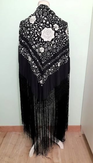 Mantón de Manila bordado