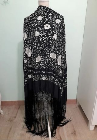 Mantón de Manila bordado