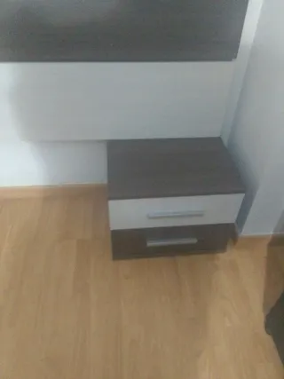 Cabecero de madera gris y blanco y mesitas