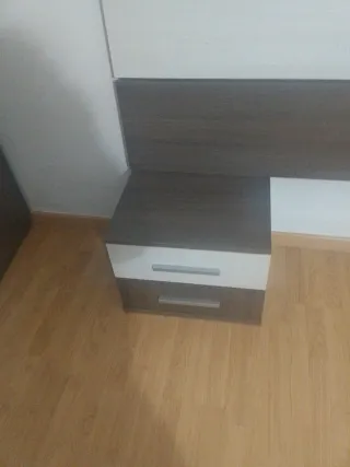 Cabecero de madera gris y blanco y mesitas