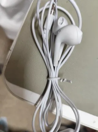 Audífonos Blancos con Cable de 3.5mm