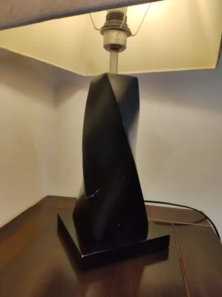 Lámpara de mesa moderna negra y beige