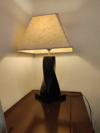 Lámpara de mesa moderna negra y beige