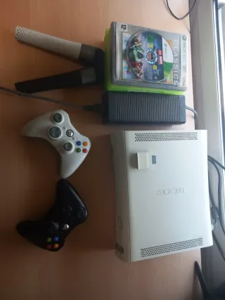 Pack Xbox 360 + 2 mandos + 2 micros + 8 juegos