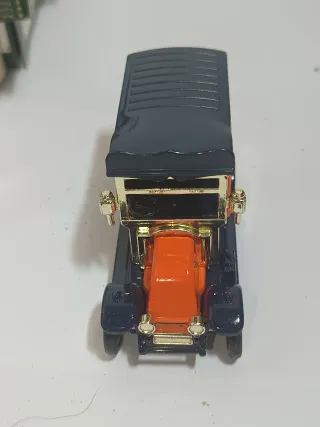 18 Miniaturas de Camiones y Coches Diecast