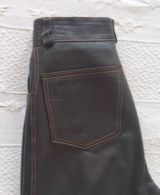 Pantalones de piel marrón