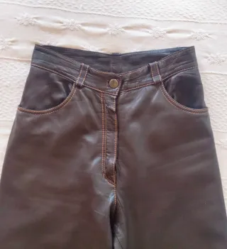 Pantalones de piel marrón
