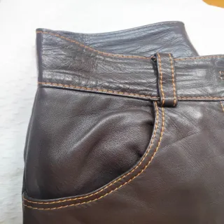 Pantalones de piel marrón