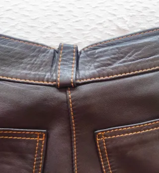 Pantalones de piel marrón