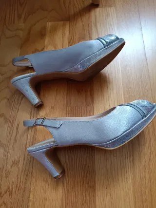 Sandalias tacón plateadas peep toe