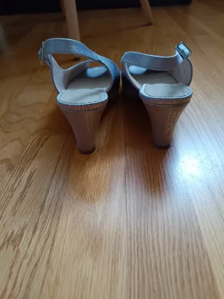 Sandalias tacón plateadas peep toe