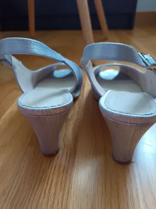 Sandalias tacón plateadas peep toe