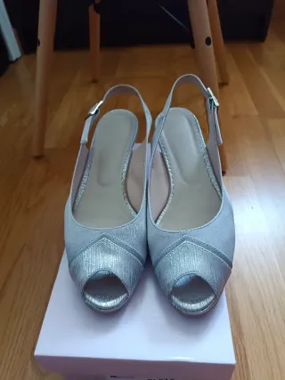 Sandalias tacón plateadas peep toe